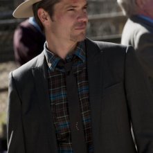 Justified: Timothy Olyphant in una scena dell'episodio The Spoil