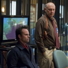 Justified: Walton Goggins e Nick Searcy nell'episodio Blaze of Glory