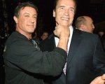 Arnold Schwarzenegger e Sylvester Stallone insieme nella tomba