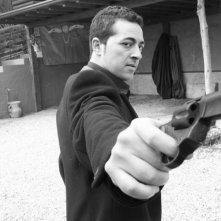 To Paradise: Anis Gharbi impugna una pistola in una foto promozionale del film