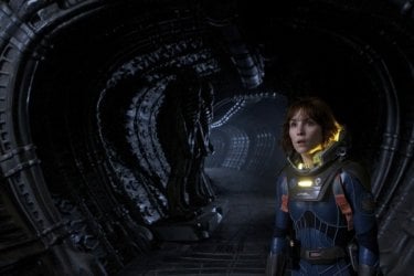 Noomi Rapace in tuta spaziale in una scena di Prometheus