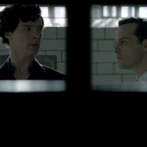 Benedict Cumberbatch e Andrew Scott in prigione in The Reichenbach Fall, episodio finale della seconda stagione di Sherlock