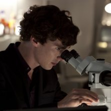 Benedict Cumberbatch e il suo inseparabile microscopio in The Reichembach Fall