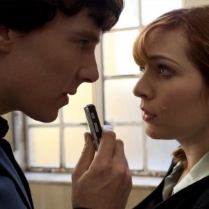 Benedict Cumberbatch e Katherine Parkinson a confronto in una scena di The Reichembach Fall