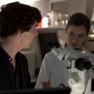Benedict Cumberbatch e Loo Brealey impegnati in un drammatico confronto in The Reichembach Fall