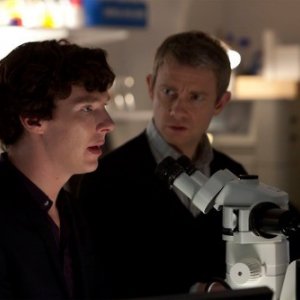 Benedict Cumberbatch e Martin Freeman nel corso di un'indagine in The Reichembach Fall