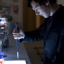 Benedict Cumberbatch impegnato in un esperimento in The Reichembach Fall