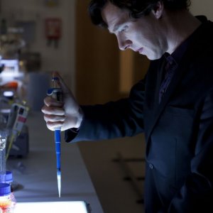 Benedict Cumberbatch impegnato in un esperimento in The Reichembach Fall