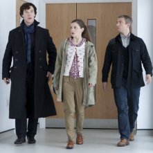 Benedict Cumberbatch, Loo Brealey e Martin Freeman nei corridoi del laboratorio in The Reichembach Fall