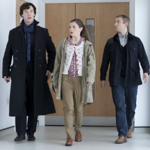 Benedict Cumberbatch, Loo Brealey e Martin Freeman nei corridoi del laboratorio in The Reichembach Fall