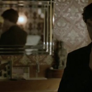 Benedict Cumberbatch riflette sul problema finale in una scena di The Reichembach Fall