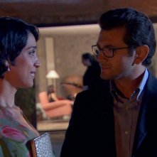 Donatella Finocchiaro insieme a Vinicio Marchioni in una scena del film Sulla strada di casa