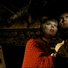 Elke Sommer con Antonio Cantafora ne Gli orrori del castello di Norimberga