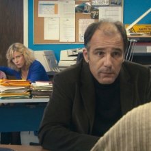 Frédéric Pierrot in una scena del film Polisse insieme a Karin Viard