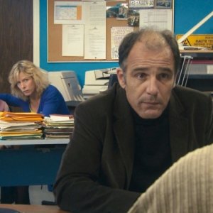 Frédéric Pierrot in una scena del film Polisse insieme a Karin Viard