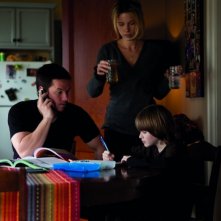 Kate Beckinsale e Mark Wahlberg in una scena di Contraband insieme al piccolo Connor Hill