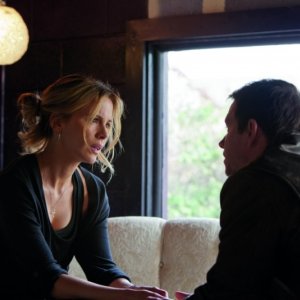 Kate Beckinsale insieme a Mark Wahlberg in una scena di Contraband