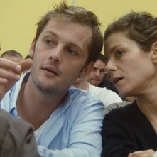 Marina Foïs in una scena del film Polisse insieme a Nicolas Duvauchelle