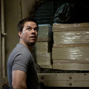 Mark Wahlberg in una scena di Contraband