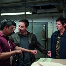 Mark Wahlberg in una scena di Contraband con Lukas Haas e Viktor Hernandez