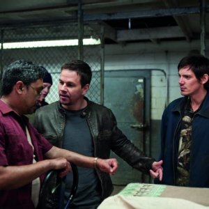 Mark Wahlberg in una scena di Contraband con Lukas Haas e Viktor Hernandez
