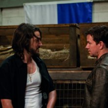 Mark Wahlberg in una scena di Contraband insieme a Diego Luna
