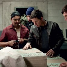 Mark Wahlberg in una scena di Contraband con Viktor Hernandez e Lukas Haas