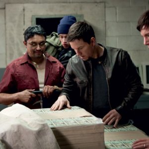 Mark Wahlberg in una scena di Contraband con Viktor Hernandez e Lukas Haas