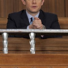 Martin Freeman in tribunale in attesa della sentenza contro Moriarty in una scena di The Reichembach Fall