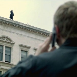 Martin Freman e Benedict Cumberbatch al telefono in una delle scene chiave di The Reichembach Fall