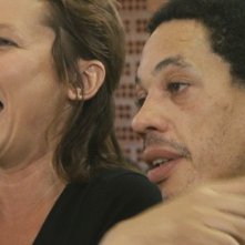 Polisse: Emmanuelle Bercot in una scena del film insieme a Frédéric Pierrot