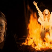 Rada Rassimov con Helena Ronee (sullo sfondo) in una scena de Gli orrori del castello di Norimberga