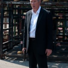 Richard Gere in una scena del thriller poliziesco The Double nei panni di Paul Shepherdson