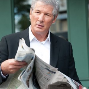 Richard Gere legge il giornale in una scena del poliziesco The Double