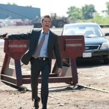 Topher Grace in una drammatica scena del film The Double