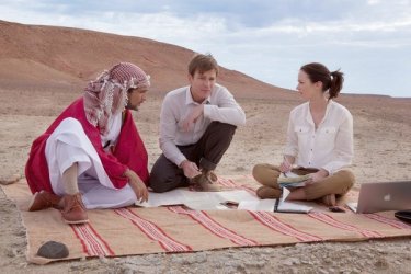 Ewan McGregor, Emily Blunt e Amr Waked fanno un picnic nel deserto in Salmon Fishing in the Yemen