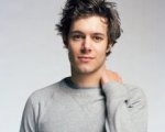 Adam Brody alle strette tra le ex e i colleghi di lavoro