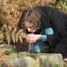 Céline Sallette si disseta in una scena di Ici-bas