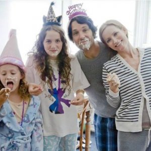 Foto di famiglia per Paul Rudd, Leslie Mann e le vere figlie dell'attrice Iris Apatow e Maude Apatow in una scena di This is Forty