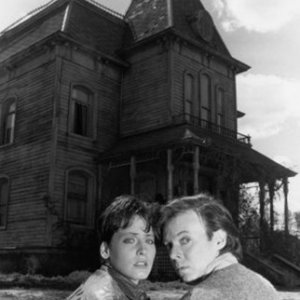 Lori Petty e Bud Cort in una foto promozionale di Il motel della paura (Bates Motel, 1987)