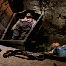 Luciano Pigozzi e Elke Sommer in una scena de Gli orrori del castello di Norimberga