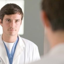 Orlando Bloom in un bel primo piano di The Good Doctor