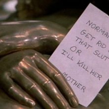 Psycho II: uno degli inquietanti messaggi che Norman riceve da sua madre.