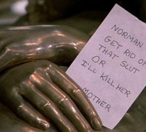 Psycho II: uno degli inquietanti messaggi che Norman riceve da sua madre.