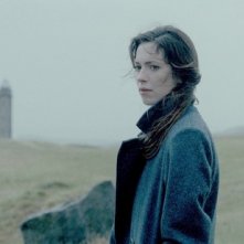 Rebecca Hall nella brughiera in un'immagine di 1921 - Il mistero di Rookford