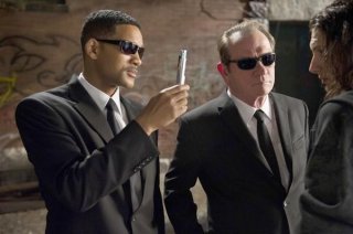 Will Smith e Tommy Lee Jones interrogano un malcapitato alla loro maniera in Men in Black 3