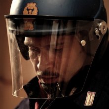 Diaz - Non pulire questo sangue: Claudio Santamaria nei panni dell'agente Max Flamini in una scena del film