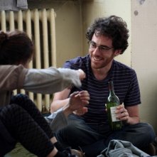 Diaz - Non pulire questo sangue: Elio Germano sorride in una scena del film