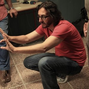 Il regista Daniele Vicari da indicazioni sul set del film Diaz - Non pulire questo sangue