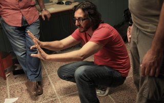 Il regista Daniele Vicari da indicazioni sul set del film Diaz - Non pulire questo sangue